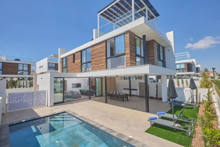 4 Bedrooms Villa with garden view