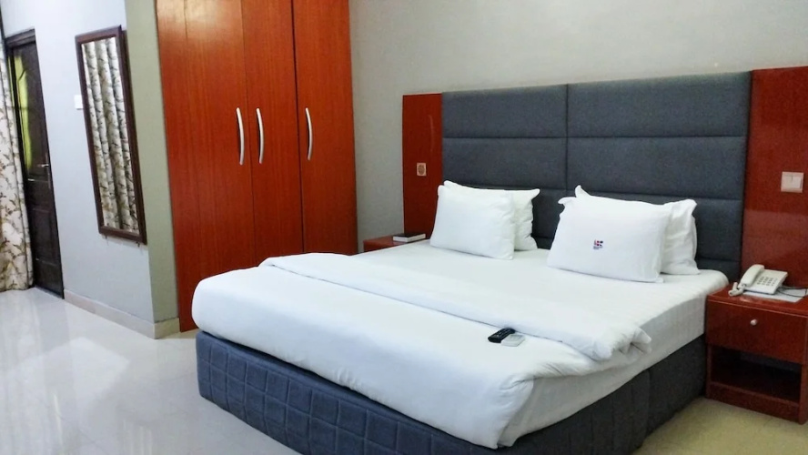 Breakfort Hotel and Suites