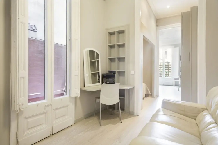 Urquinaona Apartment