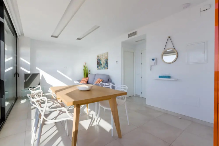 RENTHAS Calabeach Apartment