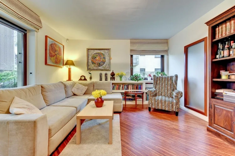 2 Bedrooms Basement Apartment with garden view