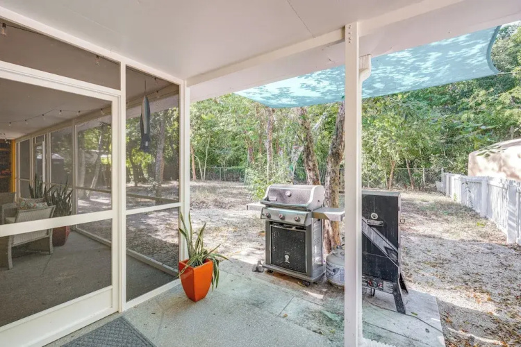 Walk to Harry Harris Beach: Modern Coastal Escape!