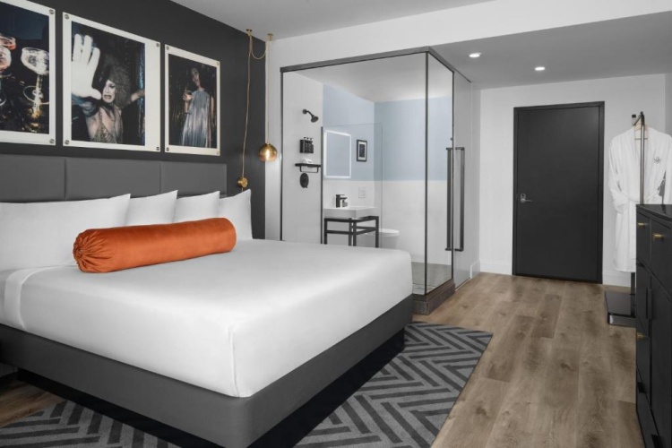 Standard Quadruple room with city view