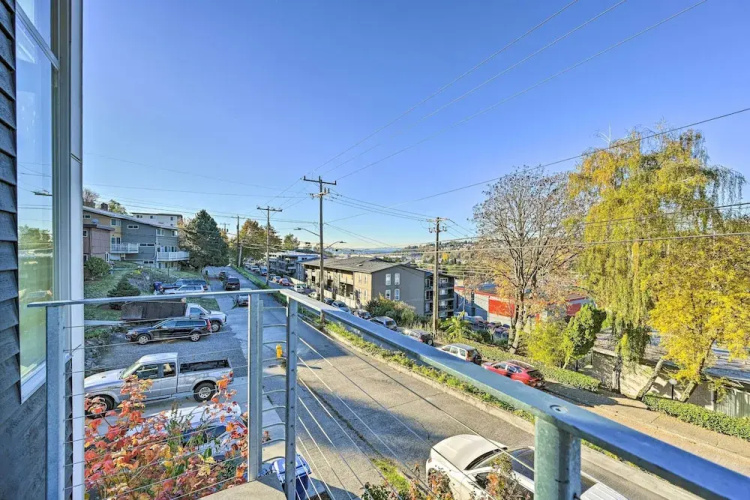 Sleek Seattle Home w/ Rooftop Patio & Views!