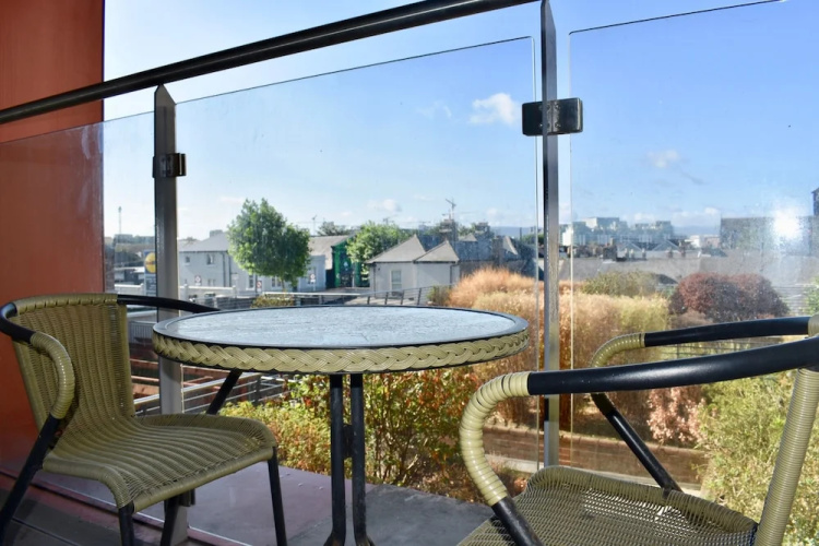 Central 2 Bedroom Flat With Balcony Views