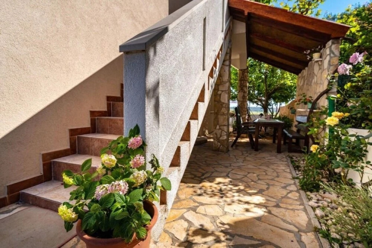 San - Comfortable and Great Location - A2