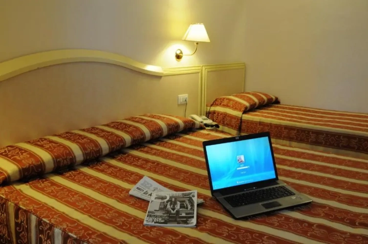 Standard Quadruple Basement room with balcony