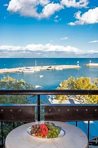 Akroyali Seafront Retreat - Charming Suites