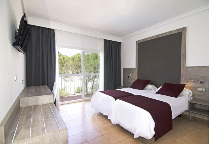 Standard Twin room with balcony
