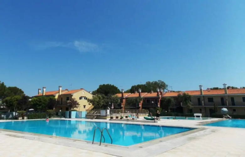 Charming Apartment Near the Beach With Pool