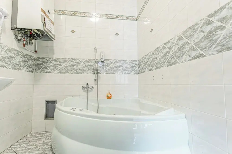 2BR Apartment Steps From AKH Center