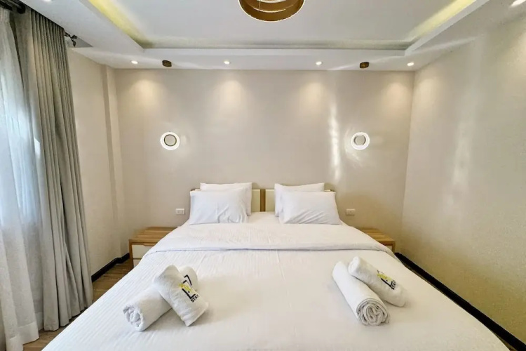 Calm & Classy 2BR - 5 min to Airport