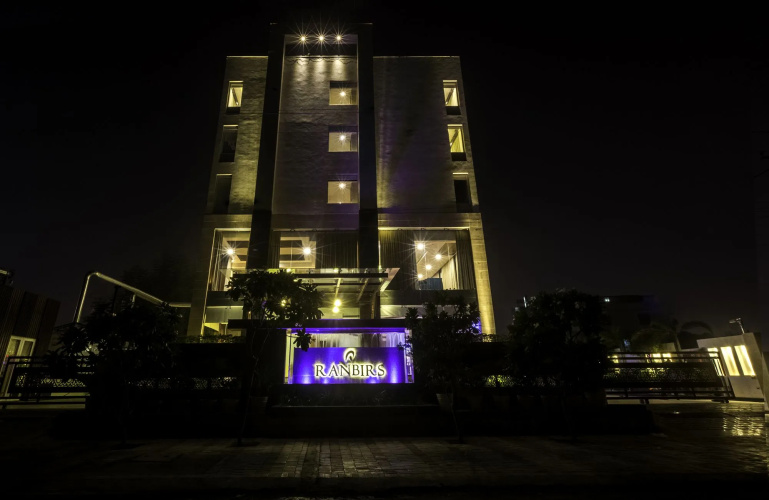 Hotel Ranbirs - Lucknow