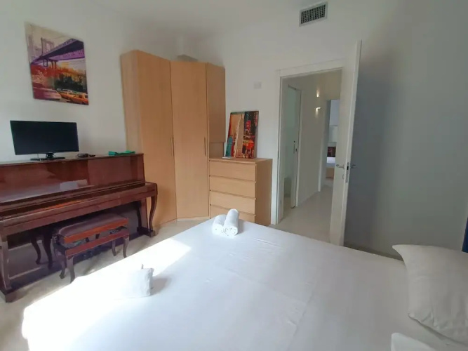 Elegant Flat for 6 with 2 Balconies and Parking