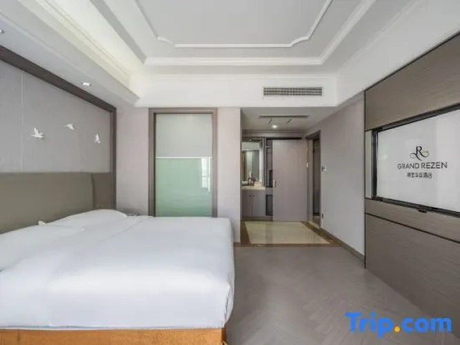 Deluxe Quadruple Family Suite with street view