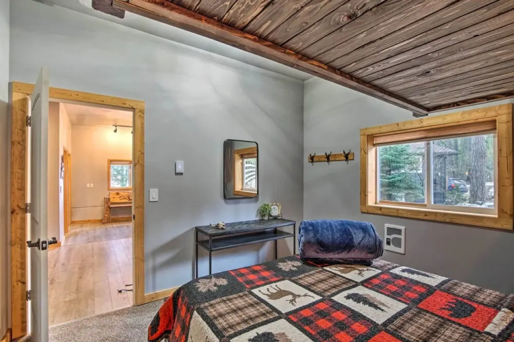 Modern Cabin - 2 Mi to Speelyi Beach!