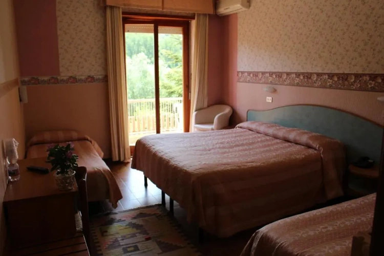 Standard Triple room