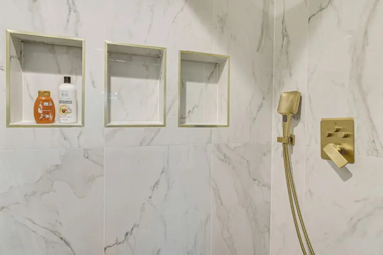 Shop & Explore: Duplex Unit 8 Mi to NRG Stadium!