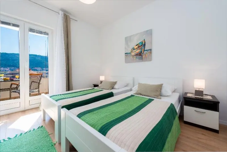 2 Bedrooms Apartment with balcony and with partial sea view
