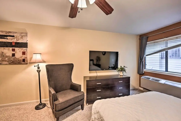 2 Blocks to Light Rail: Denver Unit w/ Kitchenette