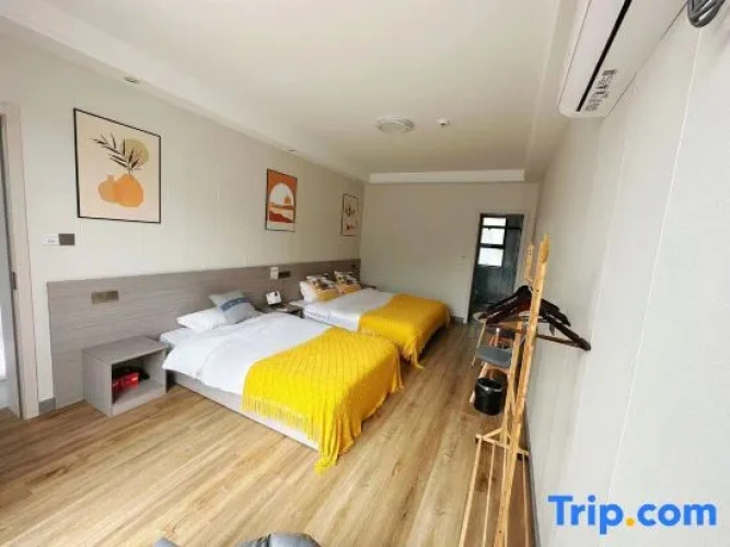 Standard Family room with mountain view