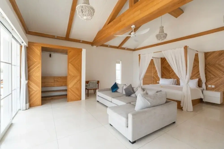 5 Bedrooms Villa beachfront