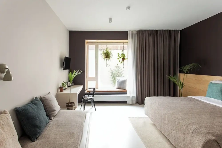 Standard Sextuple Family room with garden view