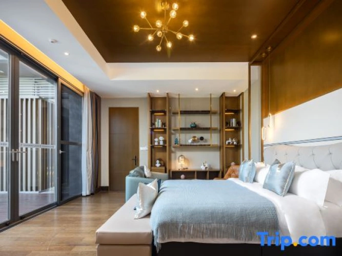 6 Bedrooms Villa