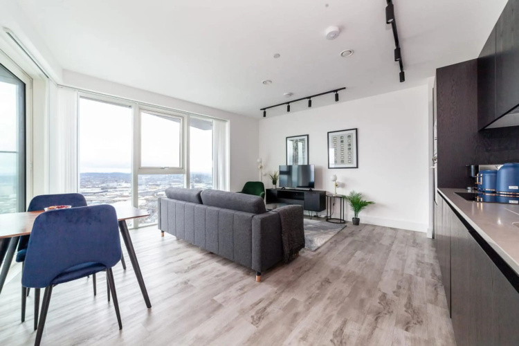 Sky-high North Acton Apartment