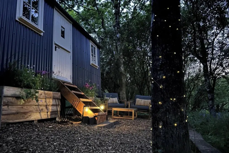 Shepherd's Hut - Sleeps 2 - Pet Friendly - Parking