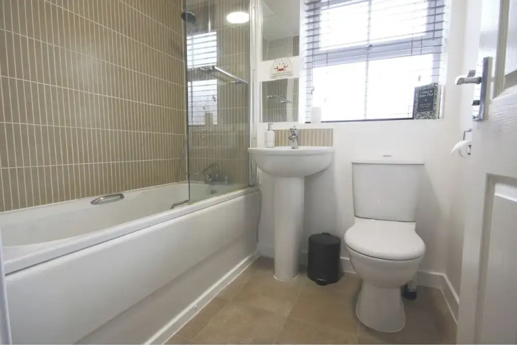 Modern 4 Bed Townhouse with Parking