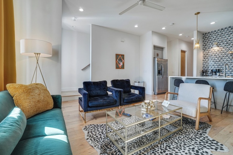 4 Bedrooms Apartment