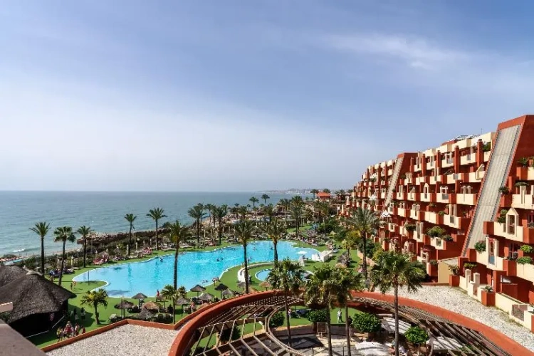Junior Suite with pool view