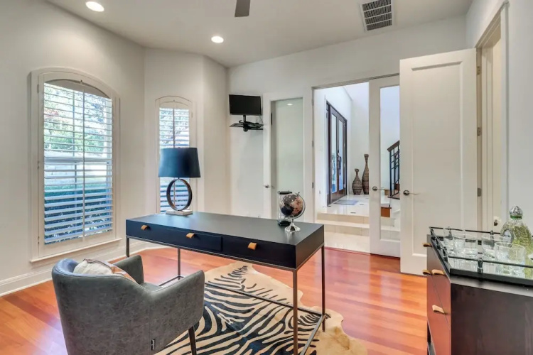 Chic Villa w/ Infinity Pool: 10 Mi to Downtown!