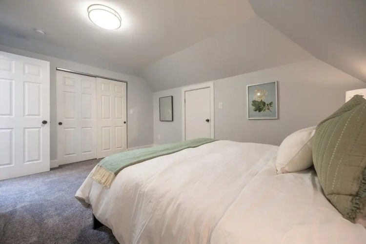 Spacious 5-Bedroom Blue Bungalow