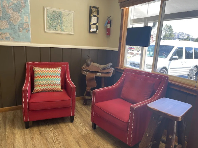 Saddle & Surrey Motel
