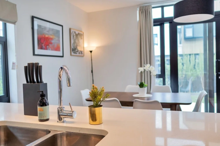 3 Bedrooms Executive Cottage