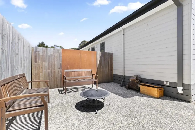 Spacious 2-bedroom With Private Parking Access