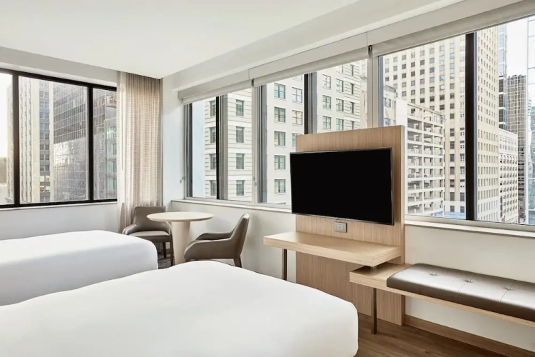 Corner Twin room with city view