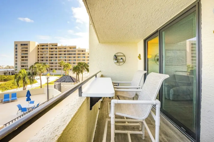 Pool Access & Waterfront Balcony: Hudson Condo!