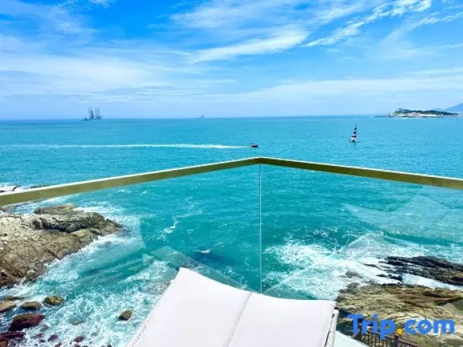Standard room with balcony and seafront