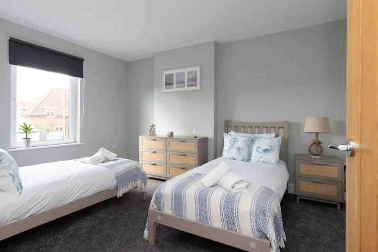 Modern 5-bedroom Retreat Nr Coast