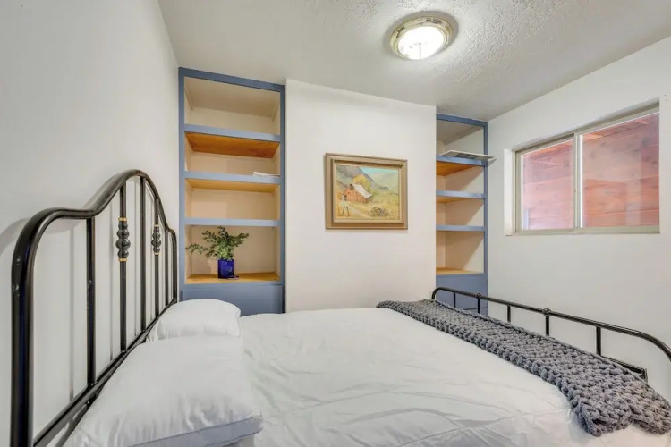 Mtn-view Getaway w/ Spacious Deck in Republic!