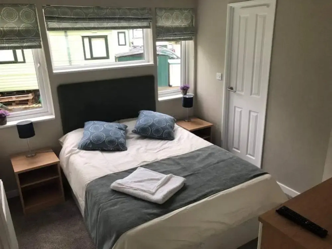 Beautiful and Tranquil Lakeside Lodge - Sleeps 5