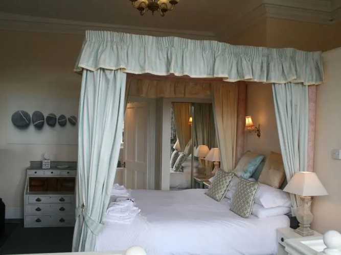 The Ilchester Arms Hotel
