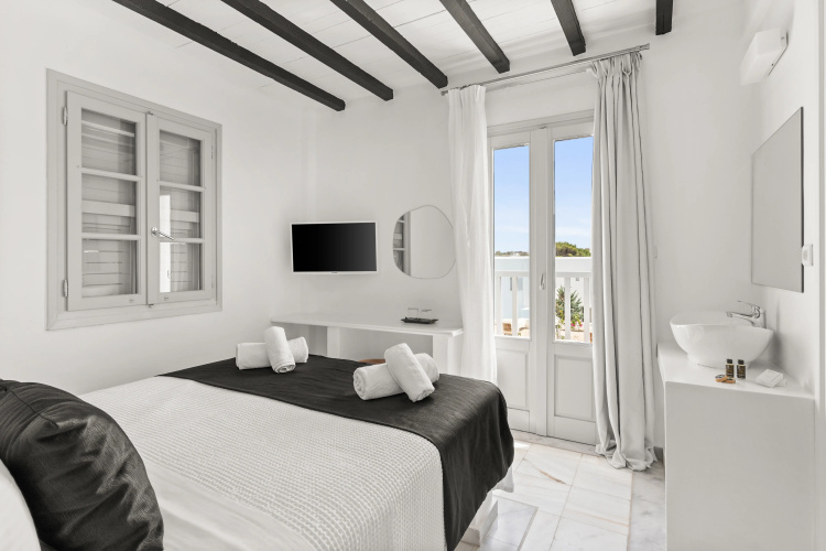 Mr & Mrs White Paros