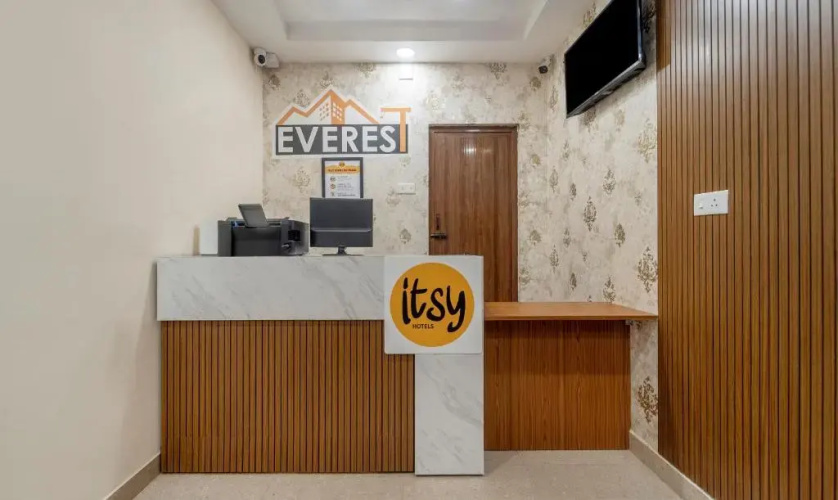 Itsy Hotels Everest Leela Residency