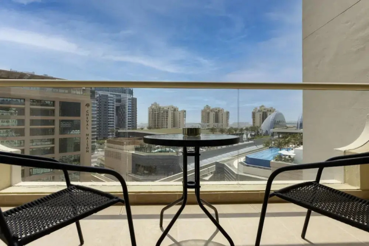 Luxe 1BR w Palm Skyline View Easy Mall Access
