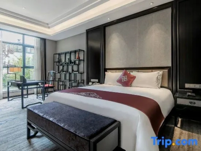 Deluxe Suite with garden view