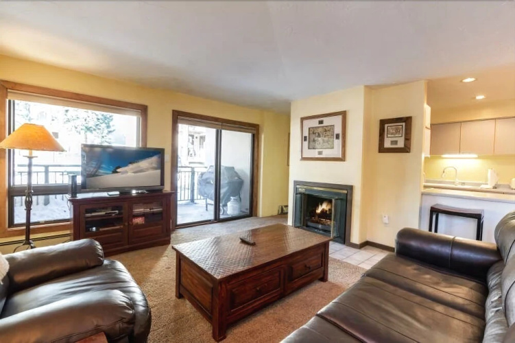 Sizeable Condo Free WiFi & Uncovered Parking by RedAwning